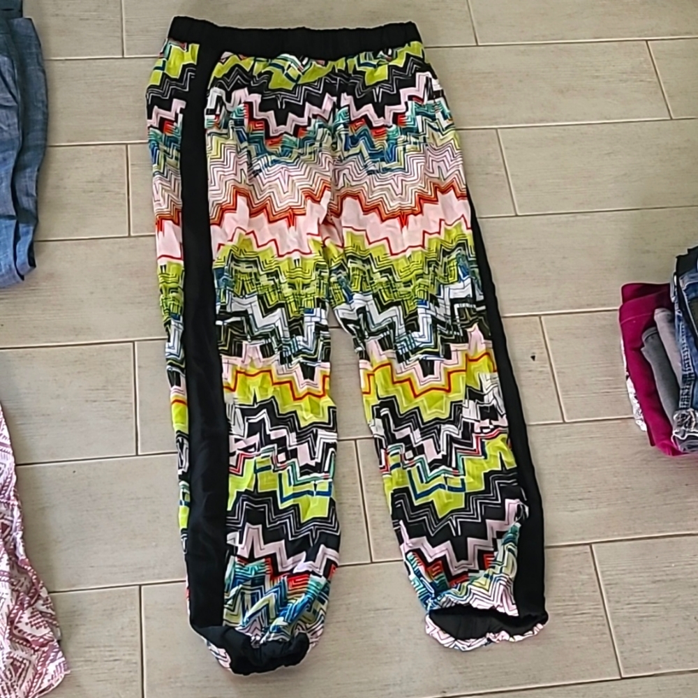 Do + Be, medium, pink,green,black,white